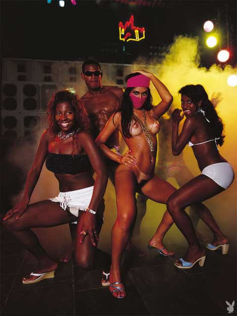 Revista Playboy  2001 04 Proibida do Funk 17