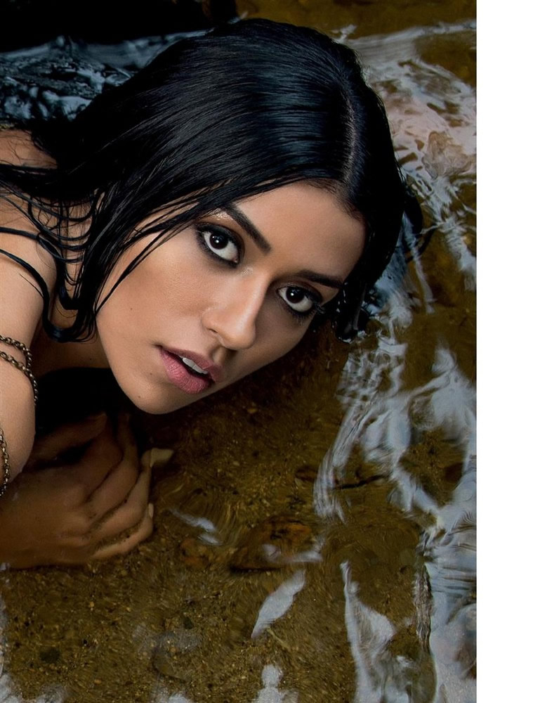 Revista Playboy  2015 11 Cintia Vallentim India Fitness 25