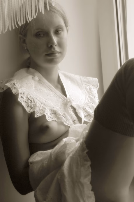 Mulher linda mostra faz ensaio fotográfico perto da janela, Met Art