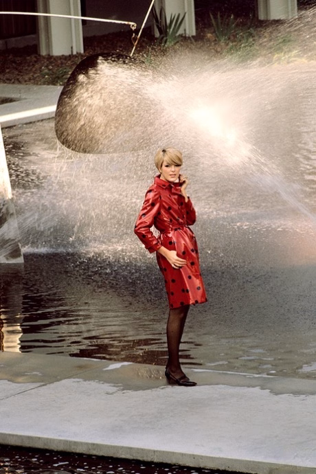 Adoráveis playboy coelhinhas dos anos 60 posando e provocando com seus busto
