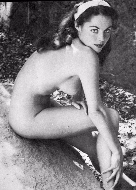 Atriz vintage com busto volumoso e bonitos posa linda e com meia-calça quente